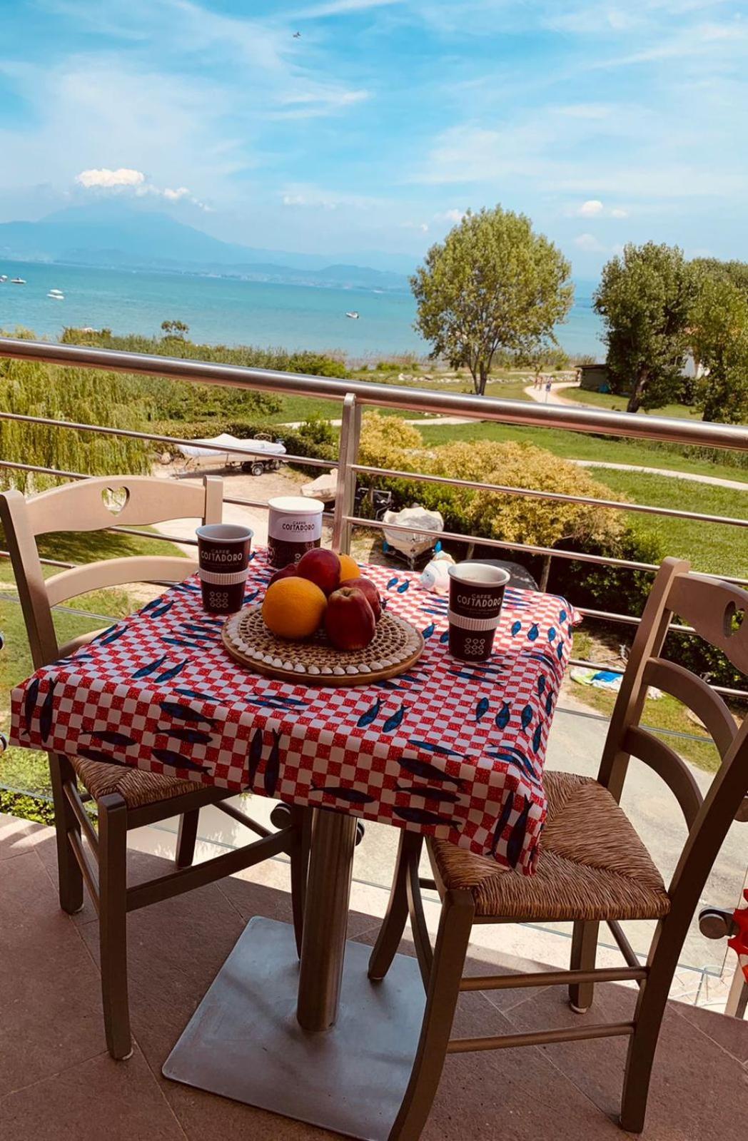 Seeblickwohnung Sirmione - Fronte Lago Mit Privatsteg Eksteriør bilde